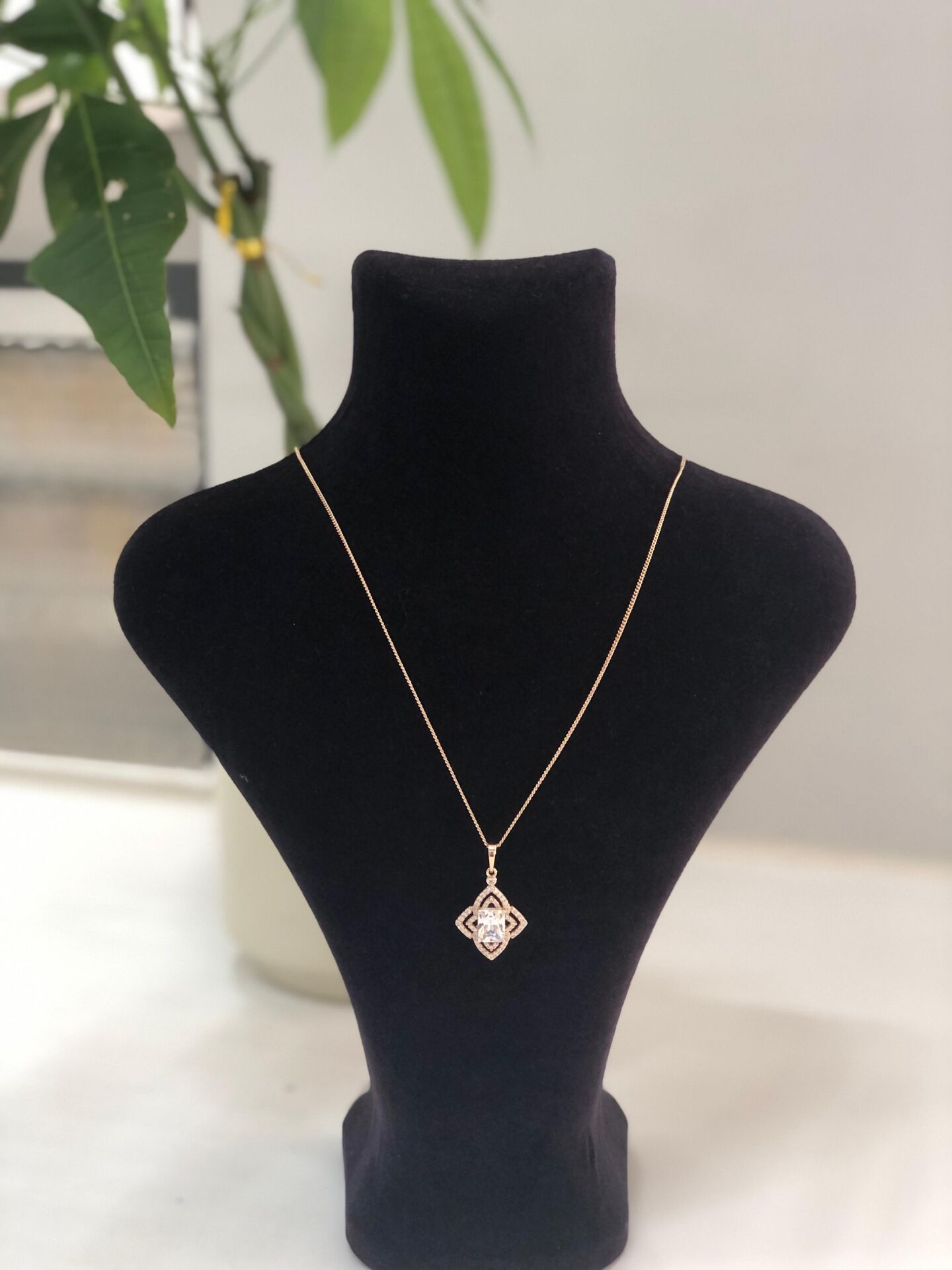 Xuping Zirkon Taşlı Baget Model Zincirli Çelik Kolye