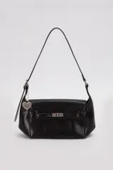 Siyah Kalp Aksesuar Detaylı Omuz Çantası