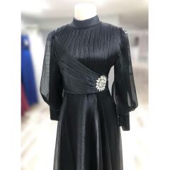 Bijutek Önü Taş Detaylı Çapraz Drapeli Janjan Siyah Tesettür Abiye