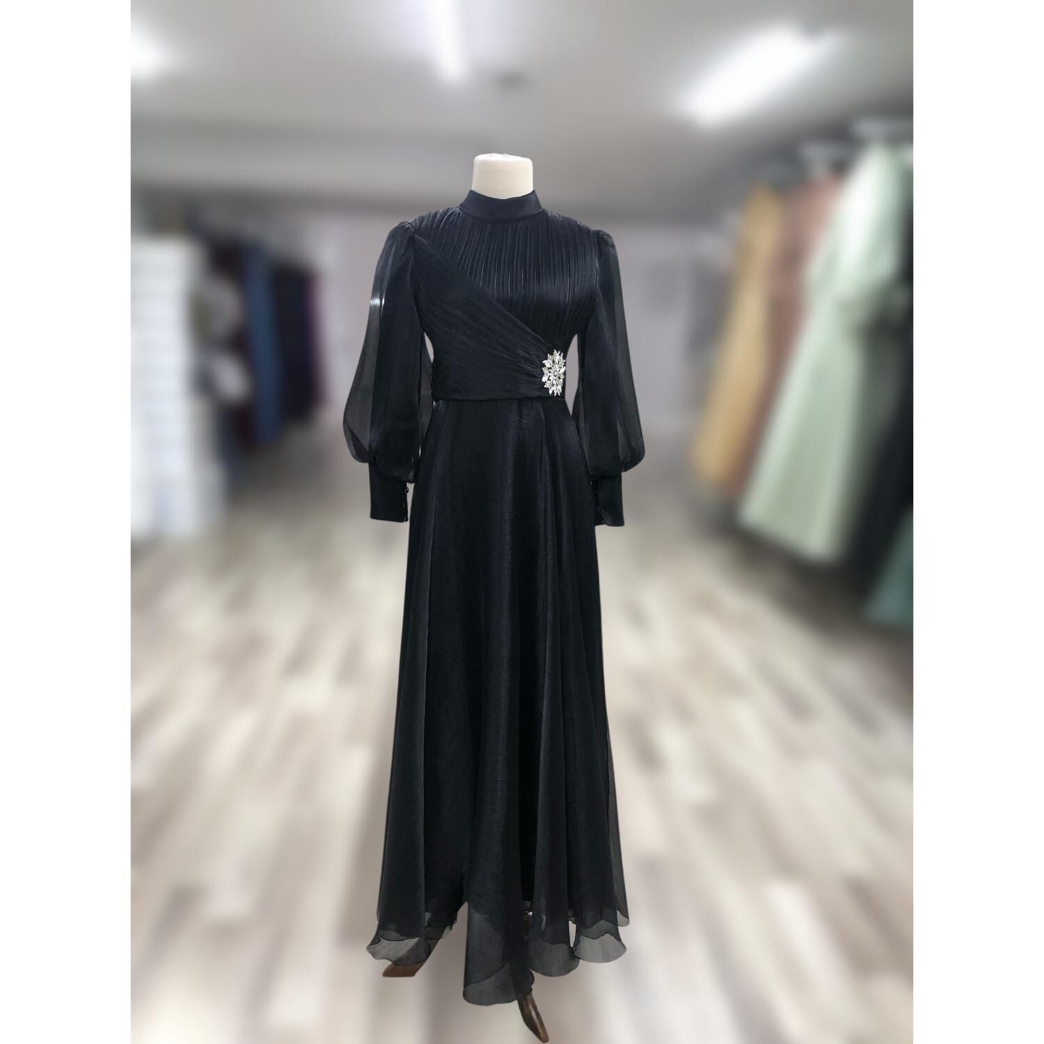 Bijutek Önü Taş Detaylı Çapraz Drapeli Janjan Siyah Tesettür Abiye